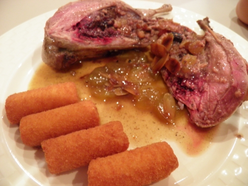 cailles,vin blanc sec,pineau de charentes,vinaigre de cidre,raisins muscat,amandes,foie gras,raisins secs,porto rouge,calvados,bacon,fond de volaille,pomme,carotte,echalote