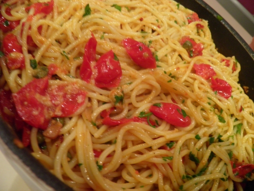 spaghetti,anchois,câpres,tomates cerises,ail,persil,piment oiseau,piment,vin blanc,citron