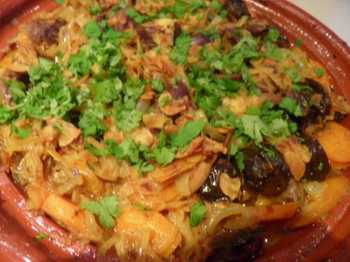 gésiers de canard,oignons,carottes,reines claudes confites,amandes,cannelle,cumin,gingembre,safran,graisse de canard,coriandre,ras-el-hanout,purée de piment d'espelette,vinaigrede xères,piment d'espelette