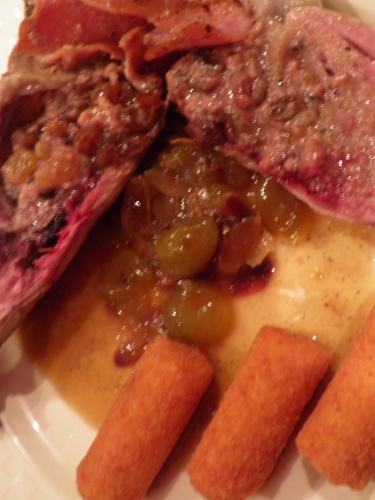 cailles,vin blanc sec,pineau de charentes,vinaigre de cidre,raisins muscat,amandes,foie gras,raisins secs,porto rouge,calvados,bacon,fond de volaille,pomme,carotte,echalote