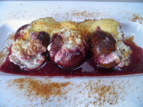 Figues, Cannelle, Vanille, Cardamome, Vin Rouge, Anis Etoilé, Advocaat, Pain d'Epices, Orange, Citron, Miel, Ricotta, Chèvre Frais, Huile d'Olive, Pignons de Pin, Oeufs