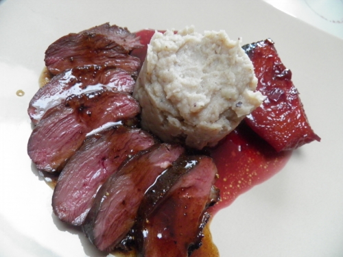 canard,magret,miel,vinaigre de cidre,alma mater,moutarde,céléri rave,marrons,châtaignes,zaatar,coings,vin rouge,cannelle,clous de girofle,jus d'orange,cardamome,sucre de canne,crème de cassis,anis etoilé,gingembre,bouillon de légumes,huile de noix,huile de cacaouettes,pommes de terre