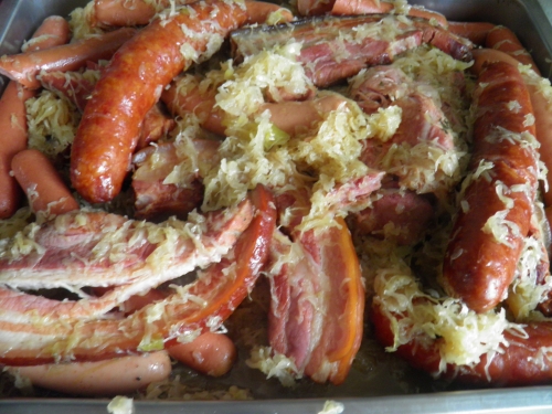 girofle,vin blanc,cidre,grains de coriandre,saucisses,choucroute,lard,porc,saucisson,saindoux,baies de genievre