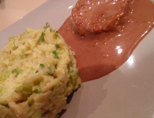 porc,moutarde violette de brives,choux de bruxelles,fond de veau,vin blanc,pommes de terre,oignon rouge,sucre brun,miel