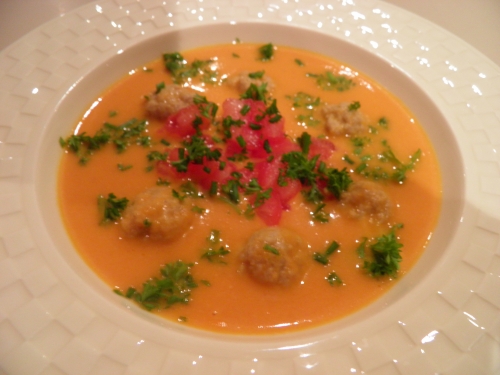 tomates,crème,carotte,poireau,oignon,céleri,ciboulette,bouillon de volaille,haché de veau,haché de porc,cayenne,paprika,curry,madère,chapelure