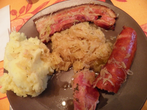 girofle,vin blanc,cidre,grains de coriandre,saucisses,choucroute,lard,porc,saucisson,saindoux,baies de genievre