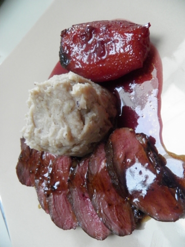 canard,magret,miel,vinaigre de cidre,alma mater,moutarde,céléri rave,marrons,châtaignes,zaatar,coings,vin rouge,cannelle,clous de girofle,jus d'orange,cardamome,sucre de canne,crème de cassis,anis etoilé,gingembre,bouillon de légumes,huile de noix,huile de cacaouettes,pommes de terre