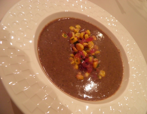 saindoux,oignons rouges,ail,chipotle,jalapeno,piments,origan,cumin,coriandre,tomates sèchées,haricots noirs,bouillond de légumes,citron vert,crème epaisse,girofle,lard fumé,tequila,piment d'espelette,piment fumé,maïs,piments rouges