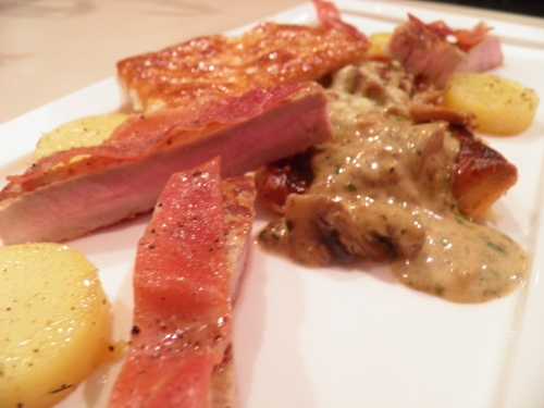 girolles,agarics,champignons de paris,truffe,vinaigre de xères,vin blanc,crème,pâte feuilletée,ciboulette,pomme de terre,veau,côte de veau,comté,bouillon de volaille,jambon à l'os