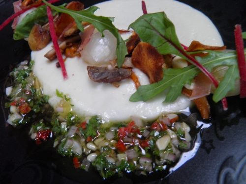 girolles,agarics des jachères,vinaigre de xères,pignons de pin,tomate confite,estragon,persil,amandes,roquette,topinambours,citron confit,badiane,oignons grelots,speck,betterave,jeunes pousses,châtaigne