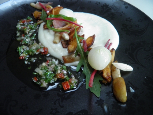 girolles,agarics des jachères,vinaigre de xères,pignons de pin,tomate confite,estragon,persil,amandes,roquette,topinambours,citron confit,badiane,oignons grelots,speck,betterave,jeunes pousses,châtaigne