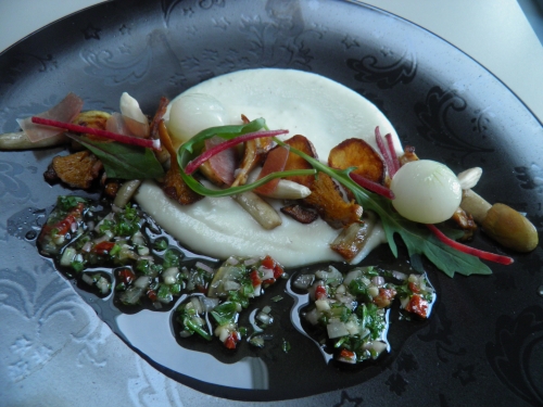 girolles,agarics des jachères,vinaigre de xères,pignons de pin,tomate confite,estragon,persil,amandes,roquette,topinambours,citron confit,badiane,oignons grelots,speck,betterave,jeunes pousses,châtaigne
