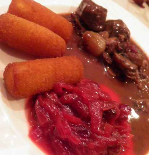 chevreuil,vin blanc,poire williams,celeri rave,sang,groseilles,vin rouge,cannelle