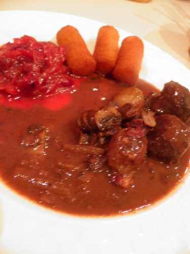 chevreuil,vin blanc,poire williams,celeri rave,sang,groseilles,vin rouge,cannelle