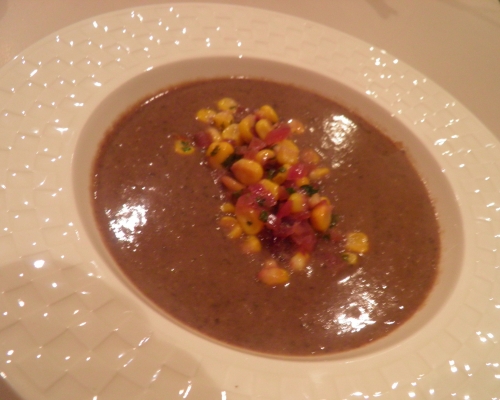 saindoux,oignons rouges,ail,chipotle,jalapeno,piments,origan,cumin,coriandre,tomates sèchées,haricots noirs,bouillond de légumes,citron vert,crème epaisse,girofle,lard fumé,tequila,piment d'espelette,piment fumé,maïs,piments rouges