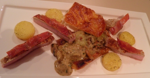 girolles,agarics,champignons de paris,truffe,vinaigre de xères,vin blanc,crème,pâte feuilletée,ciboulette,pomme de terre,veau,côte de veau,comté,bouillon de volaille,jambon à l'os