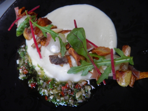 girolles,agarics des jachères,vinaigre de xères,pignons de pin,tomate confite,estragon,persil,amandes,roquette,topinambours,citron confit,badiane,oignons grelots,speck,betterave,jeunes pousses,châtaigne