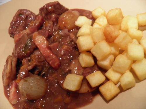 boeuf,vin rouge,poireaux,celeri,carotte,ail,oignons grelots,saindoux,marc de bourgogne