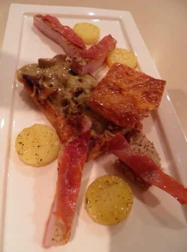 girolles,agarics,champignons de paris,truffe,vinaigre de xères,vin blanc,crème,pâte feuilletée,ciboulette,pomme de terre,veau,côte de veau,comté,bouillon de volaille,jambon à l'os