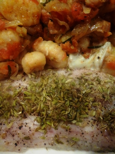 bar,tomates,mozzarella,graines de fenouil,gnocchis,romarin