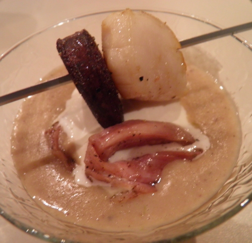 fond de gibier,châtaignes,crème epaisse,bouillon de légumes,farine de châtaignes,miel,vinaigre balsamique,madère,armagnac,fond de volaille,jus de truffes,gelatine,coquilles st jacques,boudin noir,andouillette de guimené