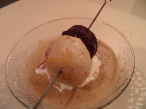 fond de gibier,châtaignes,crème epaisse,bouillon de légumes,farine de châtaignes,miel,vinaigre balsamique,madère,armagnac,fond de volaille,jus de truffes,gelatine,coquilles st jacques,boudin noir,andouillette de guimené