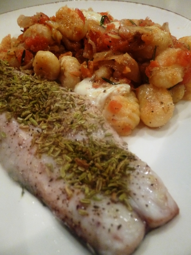 bar,tomates,mozzarella,graines de fenouil,gnocchis,romarin