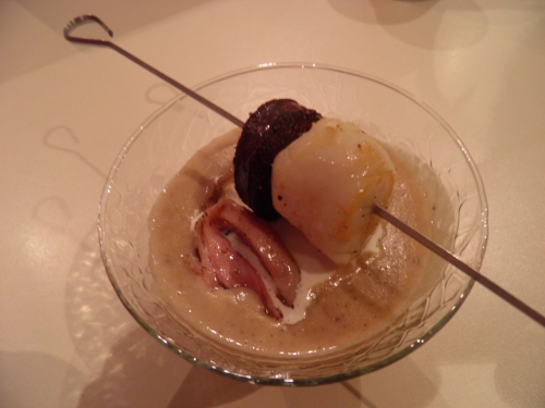 fond de gibier,châtaignes,crème epaisse,bouillon de légumes,farine de châtaignes,miel,vinaigre balsamique,madère,armagnac,fond de volaille,jus de truffes,gelatine,coquilles st jacques,boudin noir,andouillette de guimené