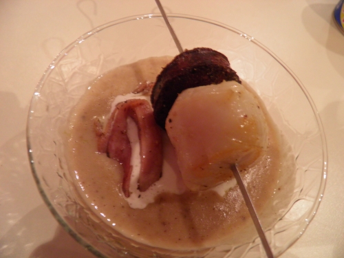fond de gibier,châtaignes,crème epaisse,bouillon de légumes,farine de châtaignes,miel,vinaigre balsamique,madère,armagnac,fond de volaille,jus de truffes,gelatine,coquilles st jacques,boudin noir,andouillette de guimené