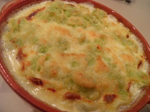 ravioles du dauphiné,oignons roses de roscoff,poireau,morilles,ail,cantal,crème liquide,ciboulette,muscade,fond de volaille,graisse de canard,vin blanc