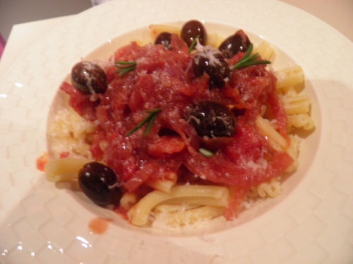 strozzapreti,cavatelli,oignons rouges,pâtes,romarin,vinaigre balsamique,tomates,sucre brun,olives noires,parmesan,piment d'espelette