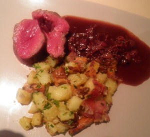 girolles,pommes de terre,biche,jambon de bayonne,ciboulette,chapelure,vin rouge,vinaigre balsamique,fond de gibier,fond de veau,sucre brun,thym,gelée d'airelles,cranberry's,chocolat noir,valrhona