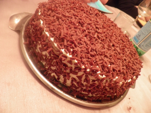 farine,maïzena,cacao,cerises,chocolat noir,amandes,miel,oeufs,mascarpone,kirsch,vanille,confiture de cerises