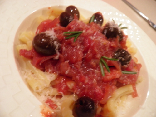 strozzapreti,cavatelli,oignons rouges,pâtes,romarin,vinaigre balsamique,tomates,sucre brun,olives noires,parmesan,piment d'espelette