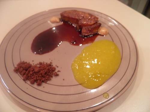 foie gras,vinaigre de framboises,sel maldon,graines de sésame,alma mater,kumquats,orange,gélatine,groseilles rouges,airelles,gelée de groseilles,sucre glace,cacao,café,cardamome,anis,cannelle,baies de genièvre,porto,vinaigre balsamique,fond de volaille