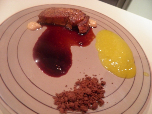 foie gras,vinaigre de framboises,sel maldon,graines de sésame,alma mater,kumquats,orange,gélatine,groseilles rouges,airelles,gelée de groseilles,sucre glace,cacao,café,cardamome,anis,cannelle,baies de genièvre,porto,vinaigre balsamique,fond de volaille