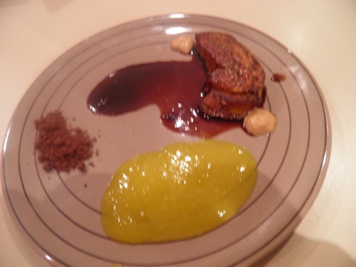 foie gras,vinaigre de framboises,sel maldon,graines de sésame,alma mater,kumquats,orange,gélatine,groseilles rouges,airelles,gelée de groseilles,sucre glace,cacao,café,cardamome,anis,cannelle,baies de genièvre,porto,vinaigre balsamique,fond de volaille