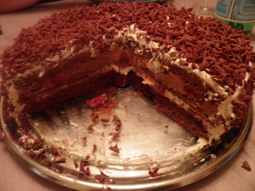 farine,maïzena,cacao,cerises,chocolat noir,amandes,miel,oeufs,mascarpone,kirsch,vanille,confiture de cerises