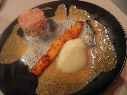 king crabe,curcuma,gingembre,piment d'espelette,coriandre,citronelle,pamplemousse,gelatine,granny smith,tourteau,artichauts,wakamé,sésame,lait de coco,curry rouge,vin blanc,champignons,cognac,noilly prat,fond de crustacés,pomme de terre,crème,muscade