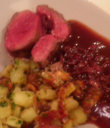 girolles,pommes de terre,biche,jambon de bayonne,ciboulette,chapelure,vin rouge,vinaigre balsamique,fond de gibier,fond de veau,sucre brun,thym,gelée d'airelles,cranberry's,chocolat noir,valrhona