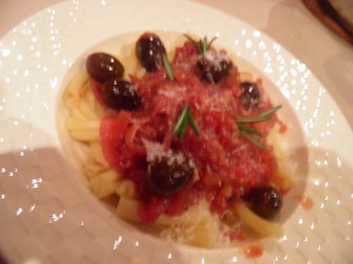 strozzapreti,cavatelli,oignons rouges,pâtes,romarin,vinaigre balsamique,tomates,sucre brun,olives noires,parmesan,piment d'espelette