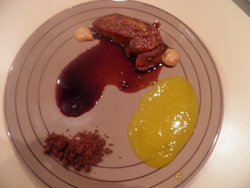 foie gras,vinaigre de framboises,sel maldon,graines de sésame,alma mater,kumquats,orange,gélatine,groseilles rouges,airelles,gelée de groseilles,sucre glace,cacao,café,cardamome,anis,cannelle,baies de genièvre,porto,vinaigre balsamique,fond de volaille