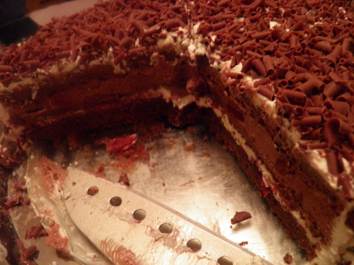 farine,maïzena,cacao,cerises,chocolat noir,amandes,miel,oeufs,mascarpone,kirsch,vanille,confiture de cerises