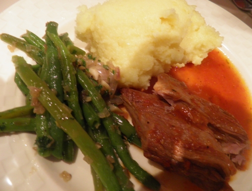 agneau,gigot d'agneau,fond d'agneau,fond de veau,carottes,oignons,céleri,tomates,romarin,coriandre,cumin,clous de girofle,ail,vin blanc,sel au piment d'espelette,gros sel, haricots, vinaigre de vin blanc