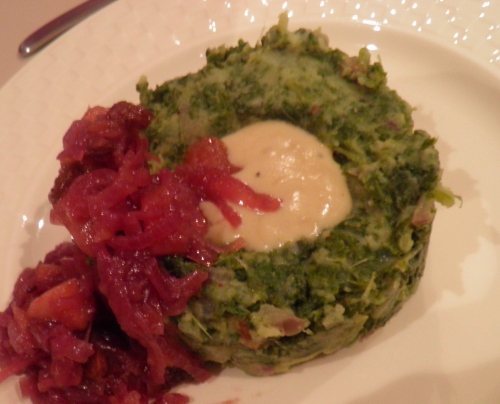 pommes de terre,chou frisé,lard fumé,graisse d'oie,oignons rouges,moutarde,piment d'espelette,fond de veau,bouillon de légumes,crème epaisse,mascarpone,pommes boscoop,gingembre,vinaigre de cidre,raisins secs,sucre de canne,sucre brun,clous de girofle