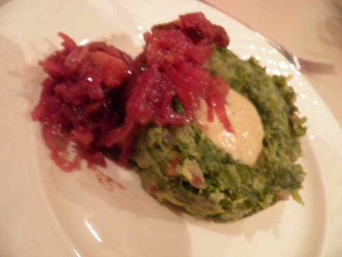 pommes de terre,chou frisé,lard fumé,graisse d'oie,oignons rouges,moutarde,piment d'espelette,fond de veau,bouillon de légumes,crème epaisse,mascarpone,pommes boscoop,gingembre,vinaigre de cidre,raisins secs,sucre de canne,sucre brun,clous de girofle