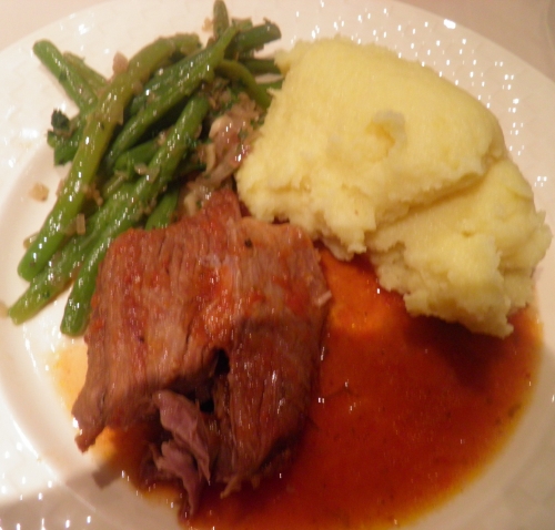 agneau,gigot d'agneau,fond d'agneau,fond de veau,carottes,oignons,céleri,tomates,romarin,coriandre,cumin,clous de girofle,ail,vin blanc,sel au piment d'espelette,gros sel, haricots, vinaigre de vin blanc