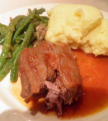 agneau,gigot d'agneau,fond d'agneau,fond de veau,carottes,oignons,céleri,tomates,romarin,coriandre,cumin,clous de girofle,ail,vin blanc,sel au piment d'espelette,gros sel, haricots, vinaigre de vin blanc