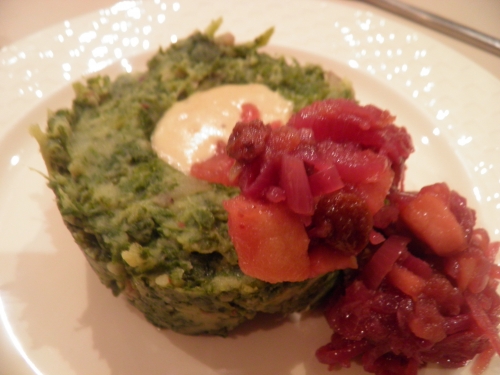 pommes de terre,chou frisé,lard fumé,graisse d'oie,oignons rouges,moutarde,piment d'espelette,fond de veau,bouillon de légumes,crème epaisse,mascarpone,pommes boscoop,gingembre,vinaigre de cidre,raisins secs,sucre de canne,sucre brun,clous de girofle