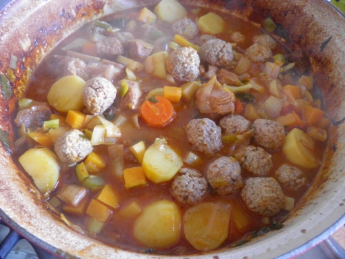 veau,epaule de veau,pommes de terre,navets,carottes,fenouil,piment d'espelette,carvi,bergamote,oranges,poireaux,butternut,céleri,sauge,miel,gingembre,vin blanc sec,bouillon de volaille